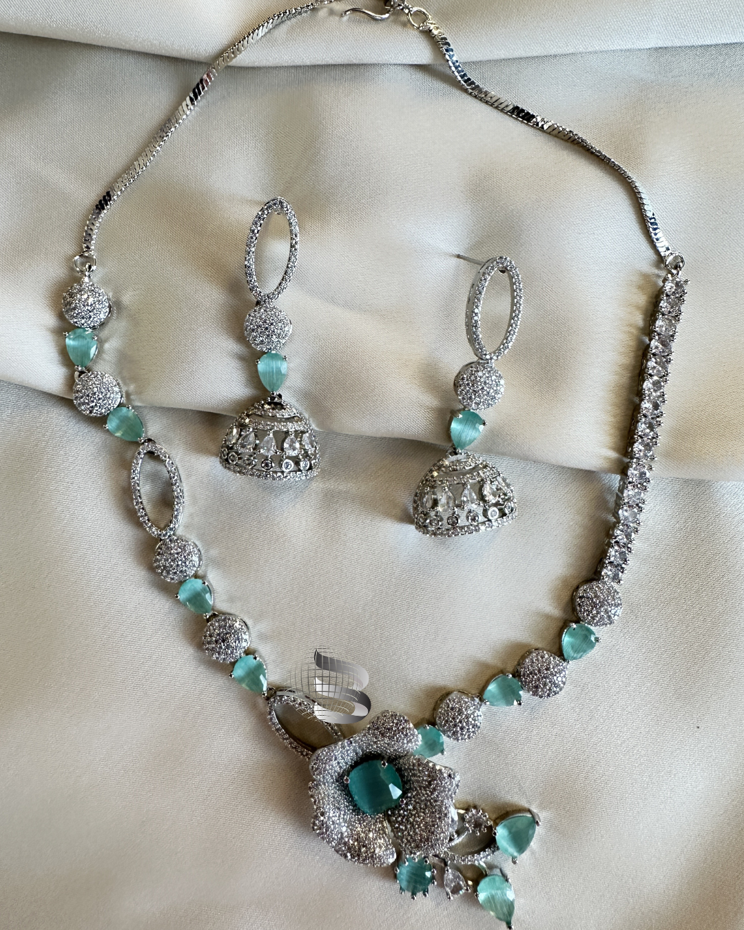 Ensemble de colliers à pétales floraux sertis de diamants américains et de pierres Mint Stone