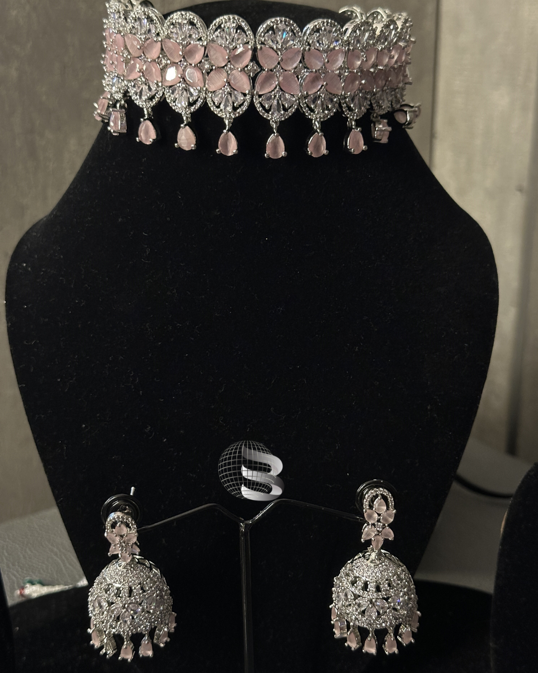 Collier ras du cou américain serti de diamants et de pierres rose clair argentées