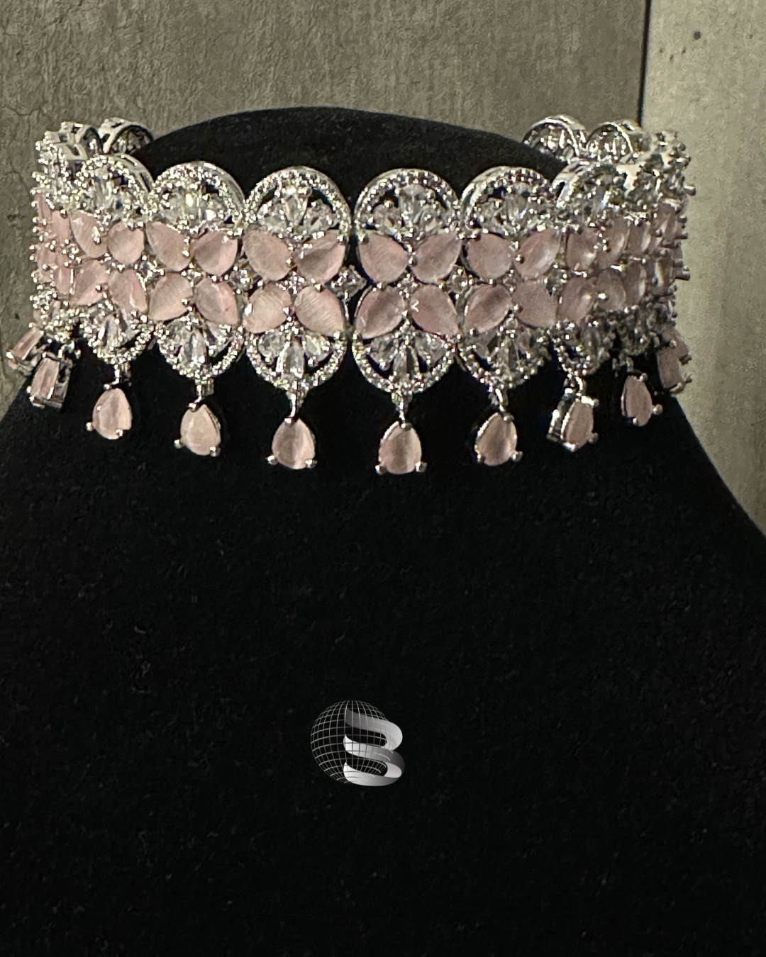 Collier ras du cou américain serti de diamants et de pierres rose clair argentées
