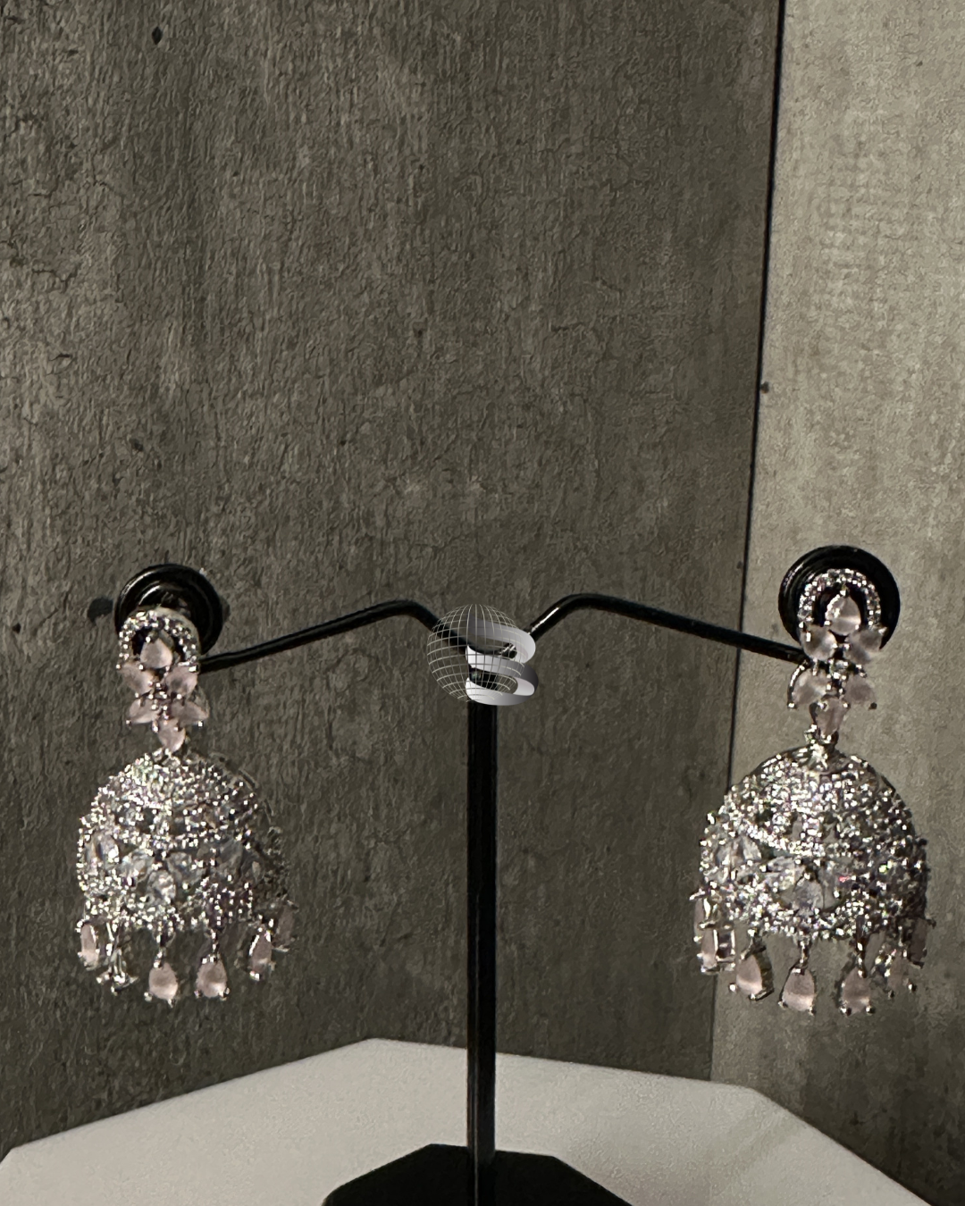 Collier ras du cou américain serti de diamants et de pierres rose clair argentées
