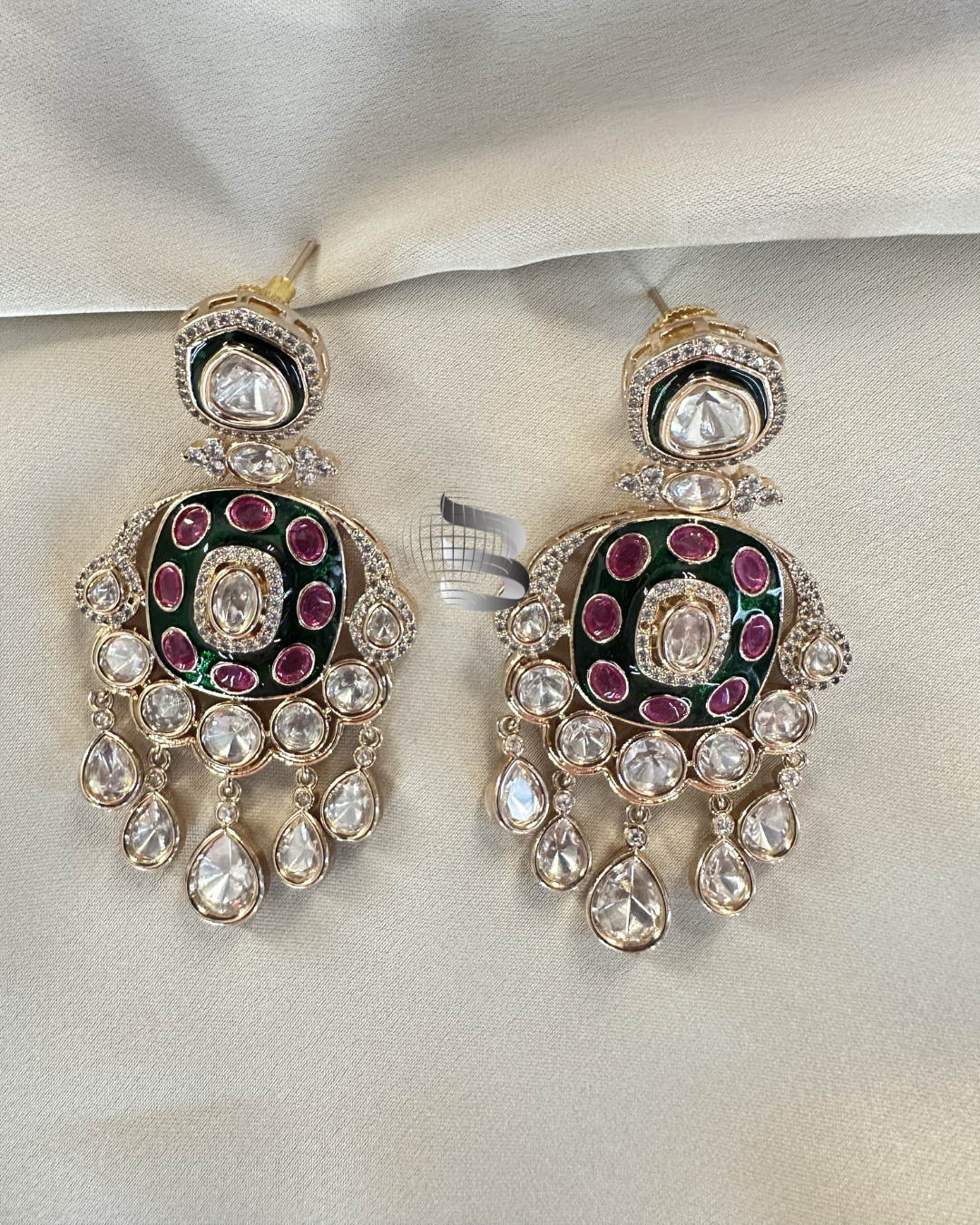 Boucles d'oreilles Kundan Meena vertes serties de pierres roses et de diamants américains
