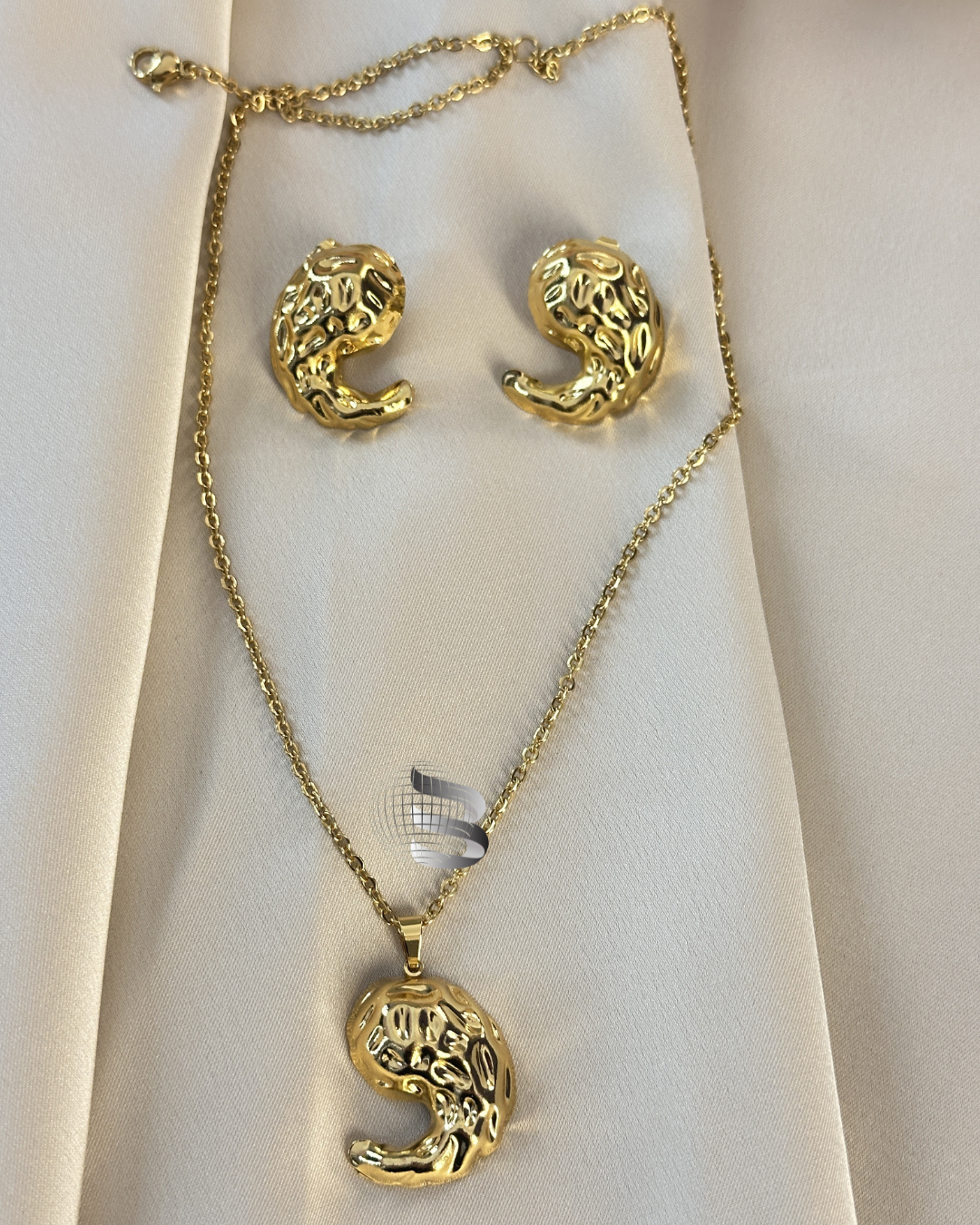 Anti-Tarnish Cashew-Shaped Pendant Set – For Girls & Women