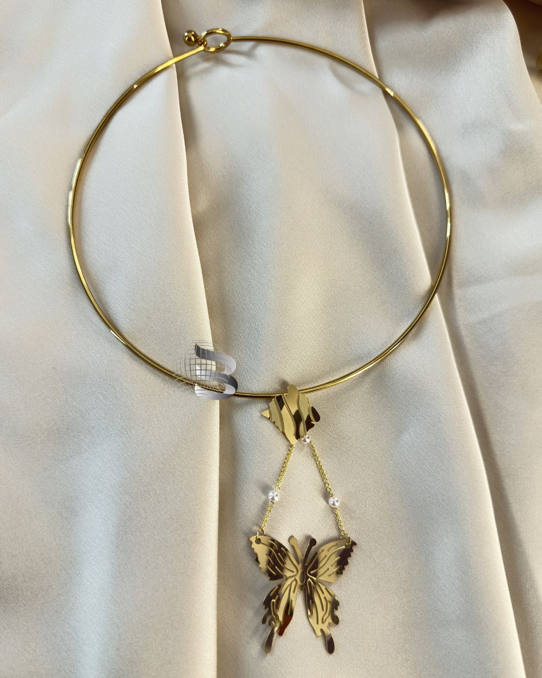 Modern Hasli-Style Necklace with Butterfly Pendant