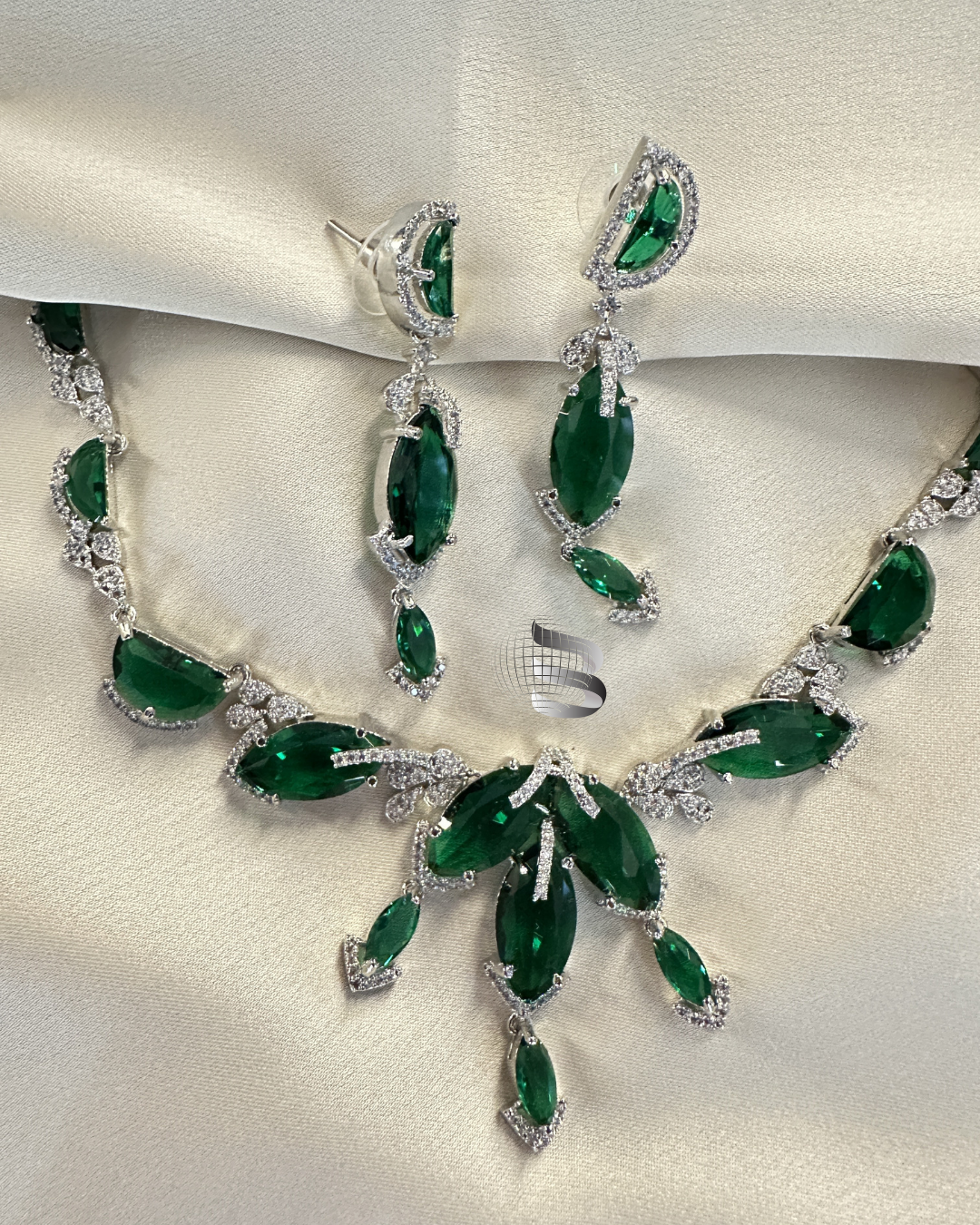 Silver Toned Rhodium Plated Brass Elegant Emeralds Bloom American Diamond Necklace & Earring Jewellery Set for Women
