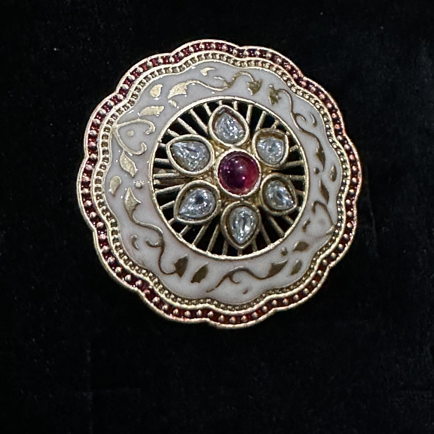 Bague de cocktail Kundan et Meena avec une pierre rouge accrocheuse au centre