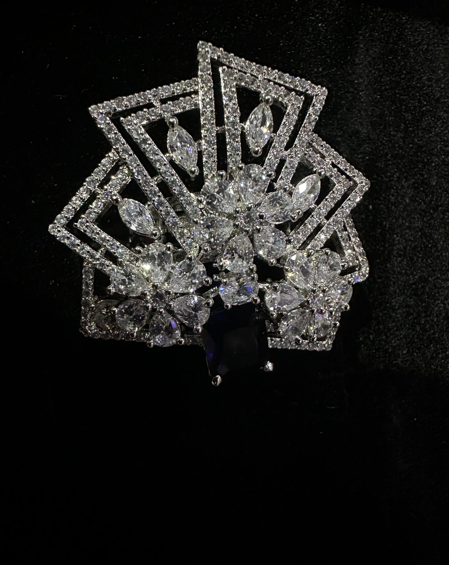 Bague cocktail romantique en argent avec diamants américains et composition de quartz à pétales multiples, monture en cristal avec pierre bleue saphir au centre