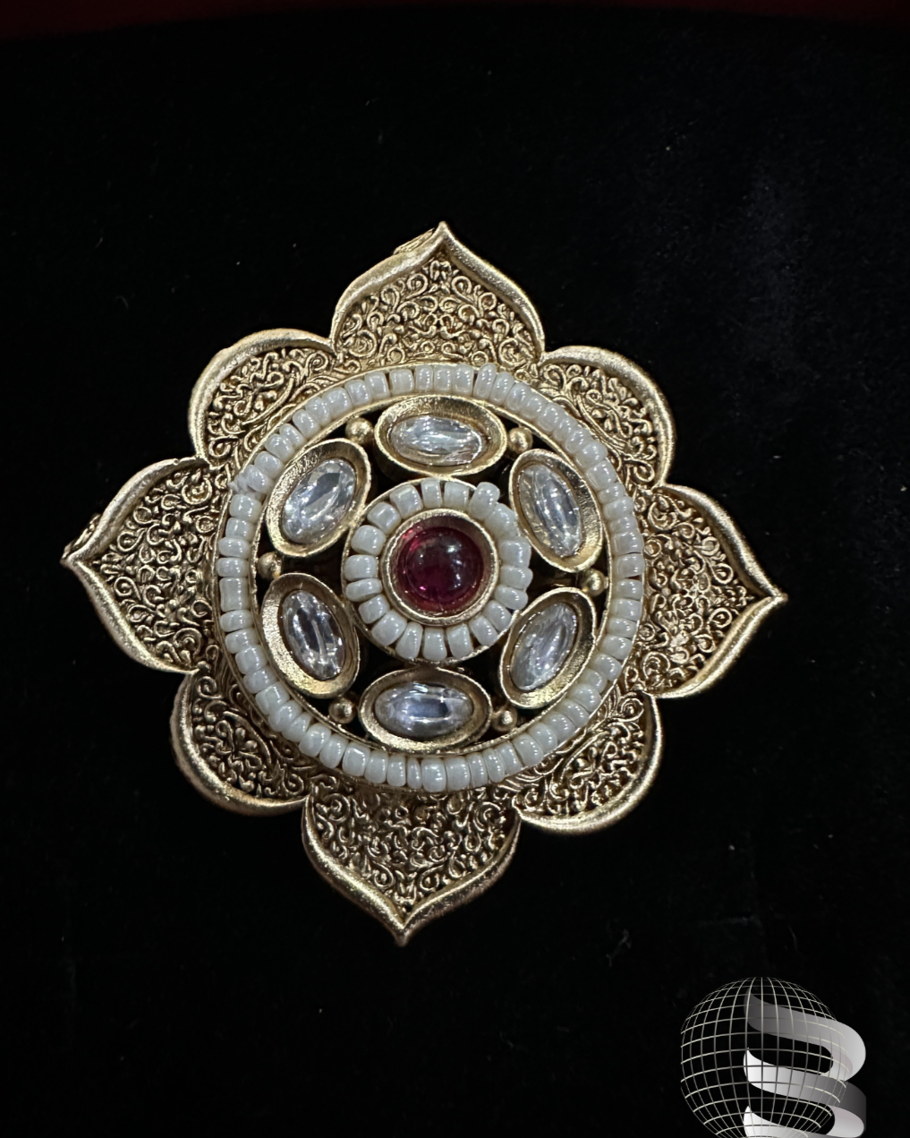 Pièce de cocktail ornée de perles Kundan et de finitions dorées mates avec pierre centrale rouge