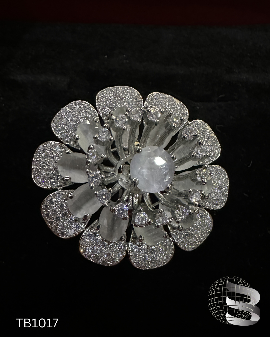 Bague cocktail ajustable à motif floral avec diamants américains et pierre centrale grise