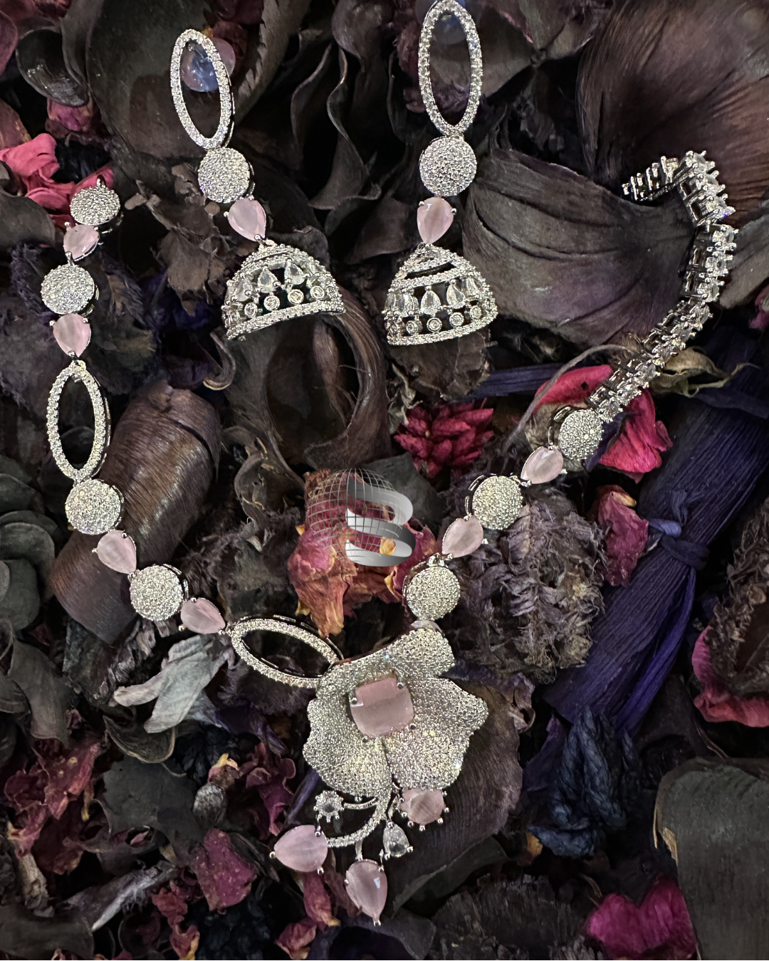 Halskettenset mit amerikanischen Diamanten und Blumen und Blättern, besetzt mit rosa Steinen