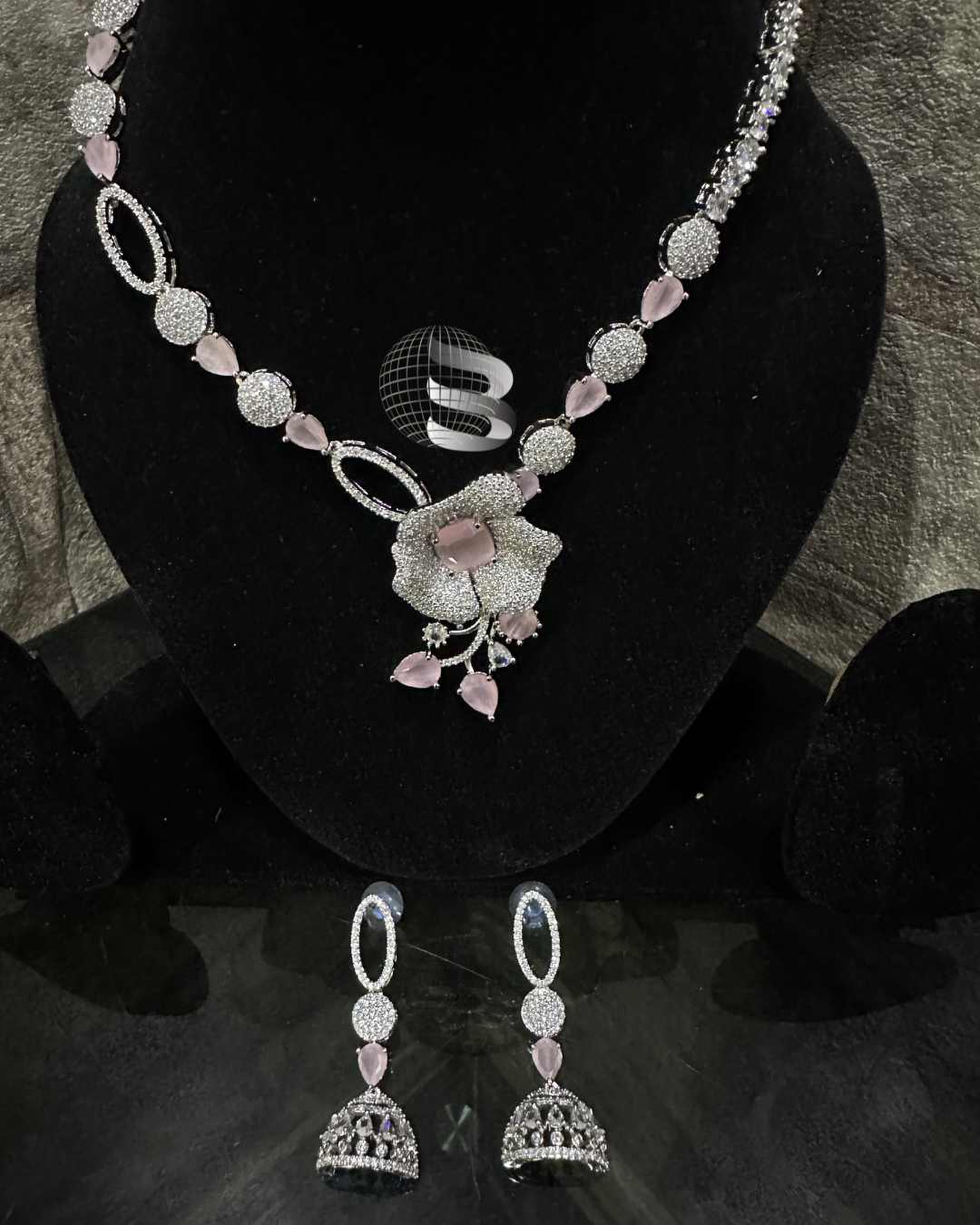 Halskettenset mit amerikanischen Diamanten und Blumen und Blättern, besetzt mit rosa Steinen