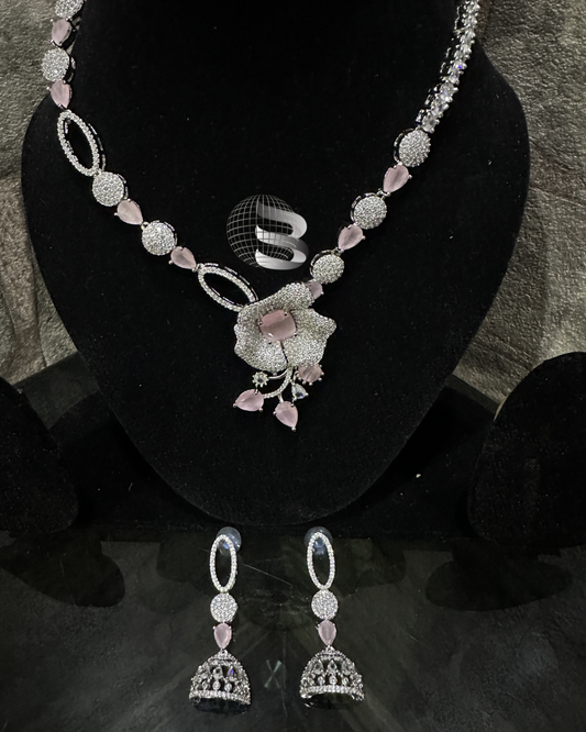 Halskettenset mit amerikanischen Diamanten und Blumen und Blättern, besetzt mit rosa Steinen