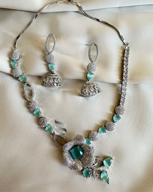 Ensemble de colliers à pétales floraux sertis de diamants américains et de pierres Mint Stone