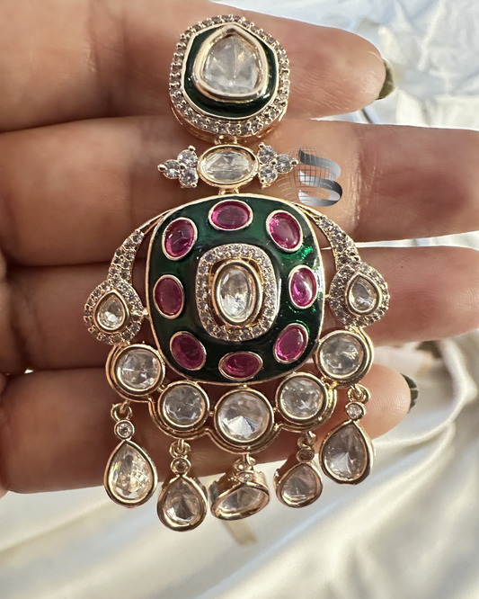 Boucles d'oreilles Kundan Meena vertes serties de pierres roses et de diamants américains 