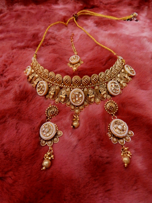 Antique Gold Finish Kundan and Pearl Work Choker Set