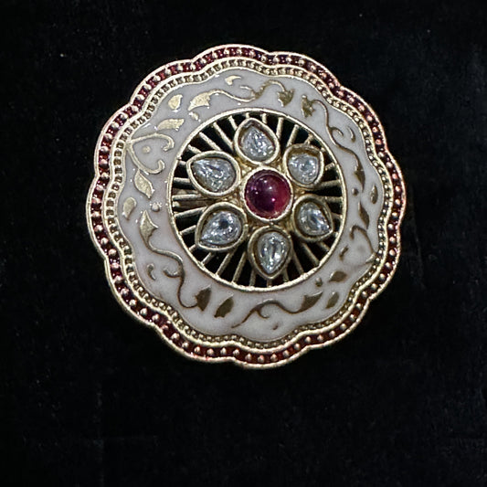 Bague de cocktail Kundan et Meena avec une pierre rouge accrocheuse au centre