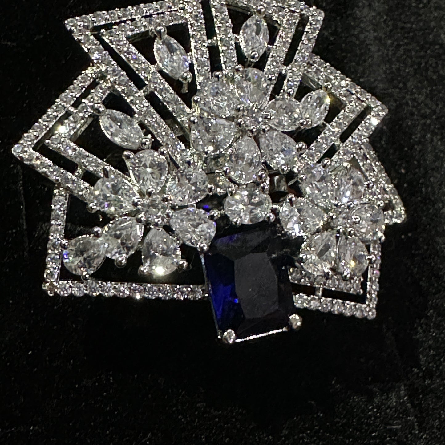 Bague cocktail romantique en argent avec diamants américains et composition de quartz à pétales multiples, monture en cristal avec pierre bleue saphir au centre 