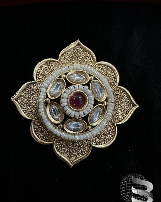 Pièce de cocktail ornée de perles Kundan et de finitions dorées mates avec pierre centrale rouge